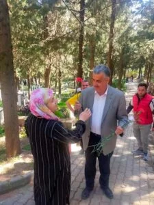 Cebeci’den Mezarlık Ziyaretine Gelenlere Karanfilli Karşılama