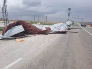 Fırtına vurdu; minareler yıkıldı, çatılar uçtu, ağaçlar devrildi