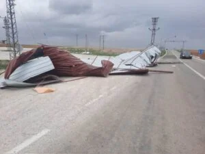 Fırtına vurdu; minareler yıkıldı, çatılar uçtu, ağaçlar devrildi