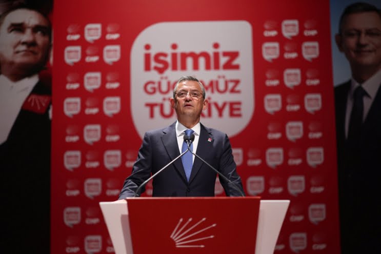 Ekrem Başkan 17 bakana karşı tek başına kazandı