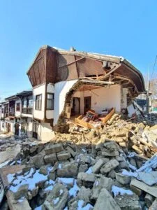 Deprem hasarlı yapılara kesinlikle girmeyin