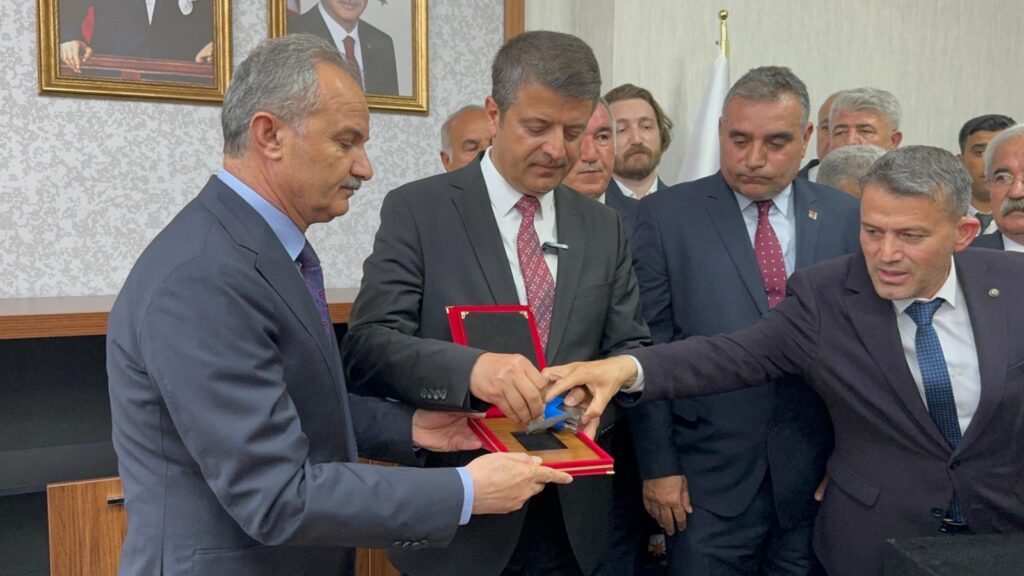 Adıyaman Belediye Başkanı Abdurrahman Tutdere mazbatasını aldı