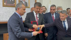 Adıyaman Belediye Başkanı Abdurrahman Tutdere mazbatasını aldı