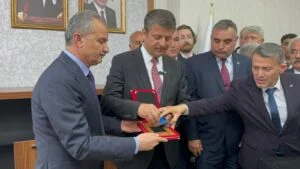 Adıyaman Belediye Başkanı Abdurrahman Tutdere mazbatasını aldı