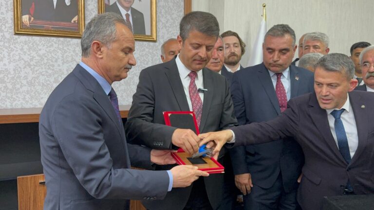 Adıyaman Belediye Başkanı Abdurrahman Tutdere mazbatasını aldı