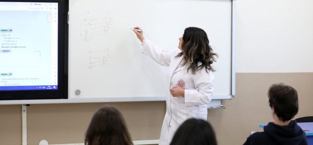 Deprem nedeniyle yer değiştiren öğretmenlere önceki görev yerlerine geri dönüş hakkı verildi