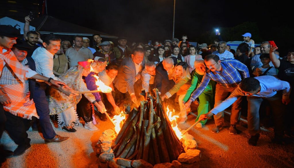 KUMLUCA’DA YÖRÜK OTAĞININ ÖNÜNDE YÖRÜK ATEŞİ GELENEĞİ YAŞATILDI – Birlik Haber Ajansı- Türkiye’nin Haber Ağı