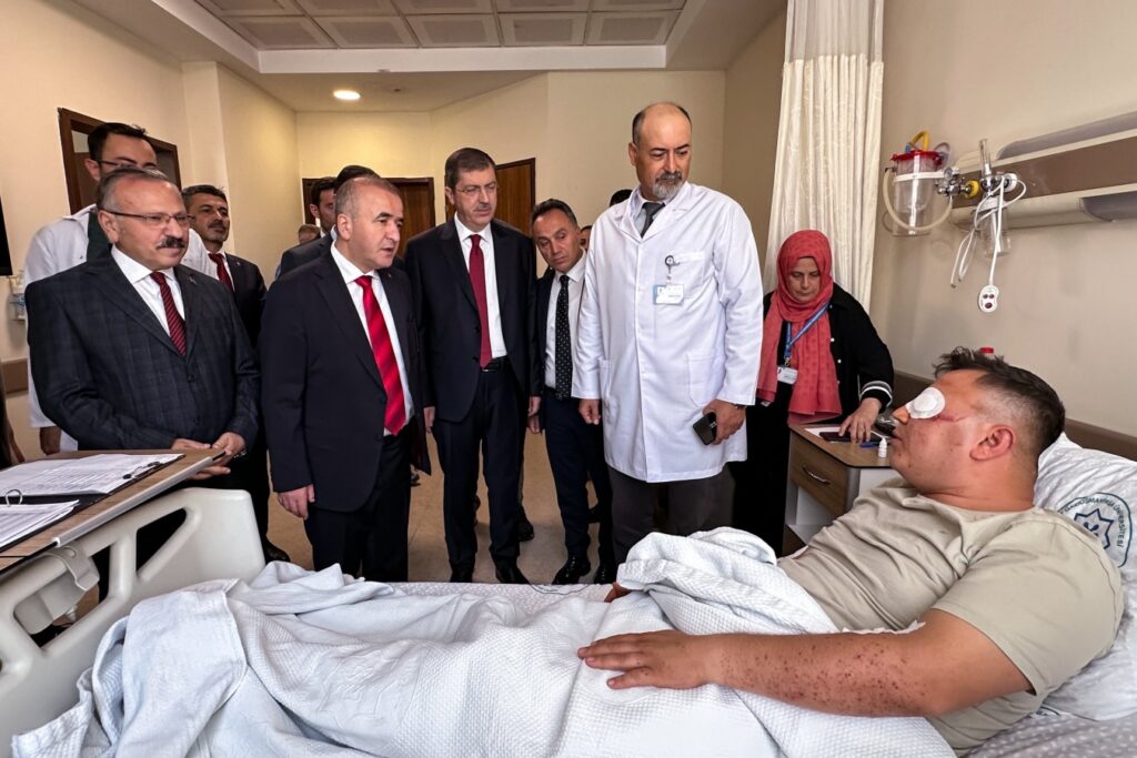 Tokat Valisi, patlamada yaralanan asker ve vatandaşlarla görüştü