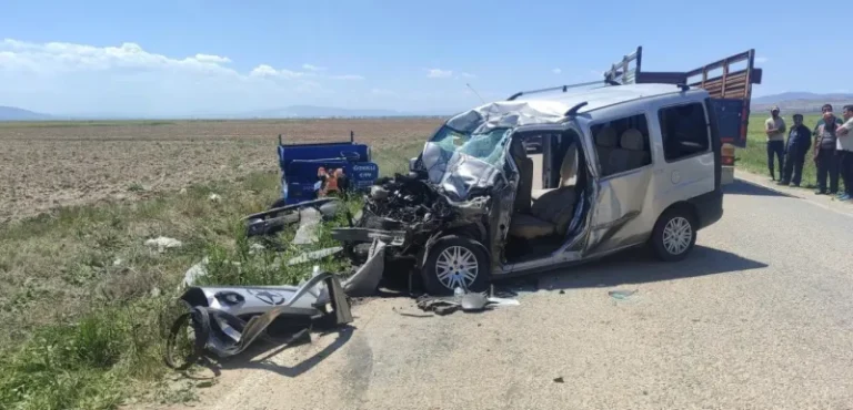 Afyonkarahisar’da kaza: 2 ölü, 2 yaralı