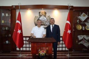 Rize’nin eski ve yeni valisi bir arada