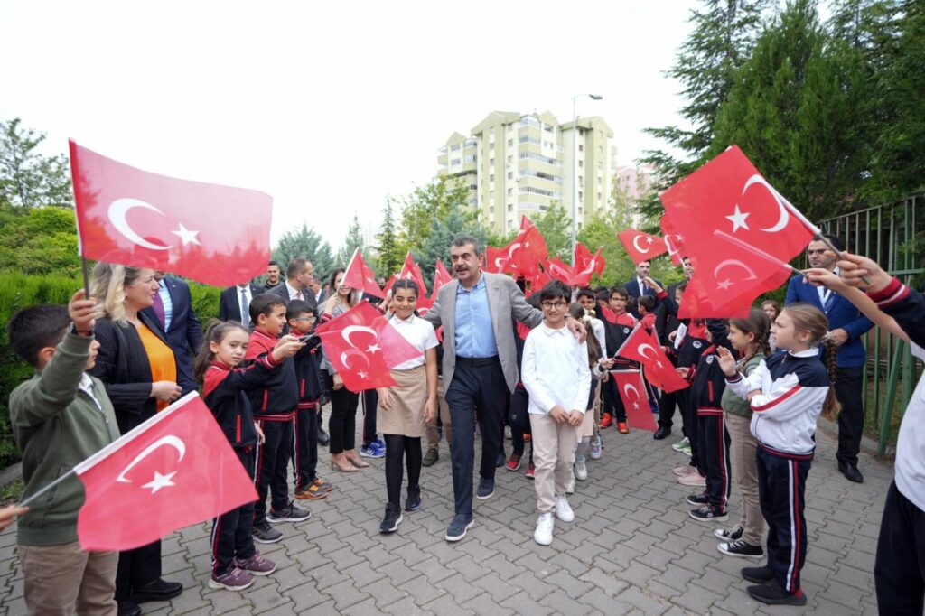 Tekin, “28 Mayıs Dünya Oyun Oynama Günü”nde öğrencilerin etkinliğine katıldı