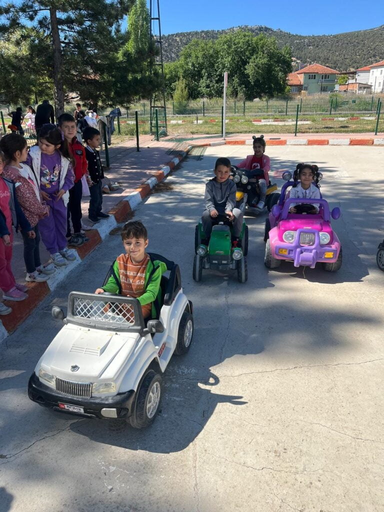 Tefenni’de miniklere trafik eğitimi