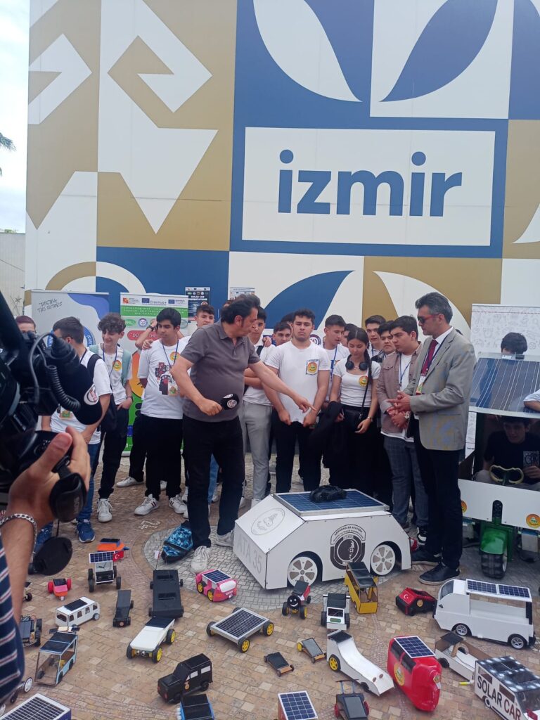 Liseli öğrencilerin, güneş enerjisiyle ürettikleri minyatür araçlar