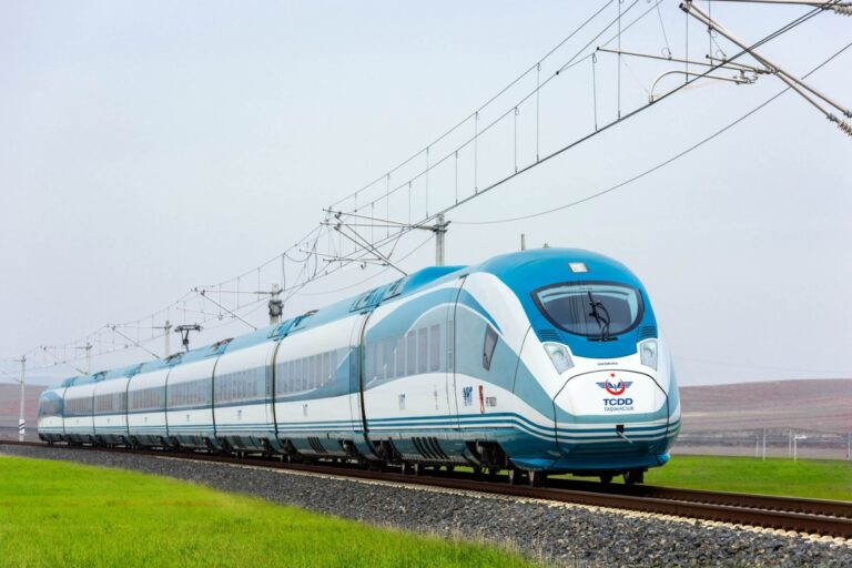 YHT’lerle Dünya’nın etrafında 2023 tur