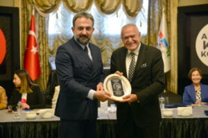 TÜSİAV’dan AKK Başkanı Yılmaz’a Onursal Üyelik Plaketi