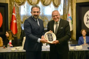 TÜSİAV’dan AKK Başkanı Yılmaz’a Onursal Üyelik Plaketi