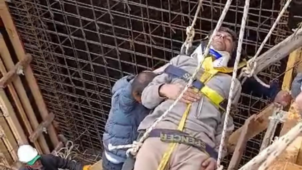 Erzincan’da otel inşaatında düşerek mahsur kalan işçi kurtarıldı