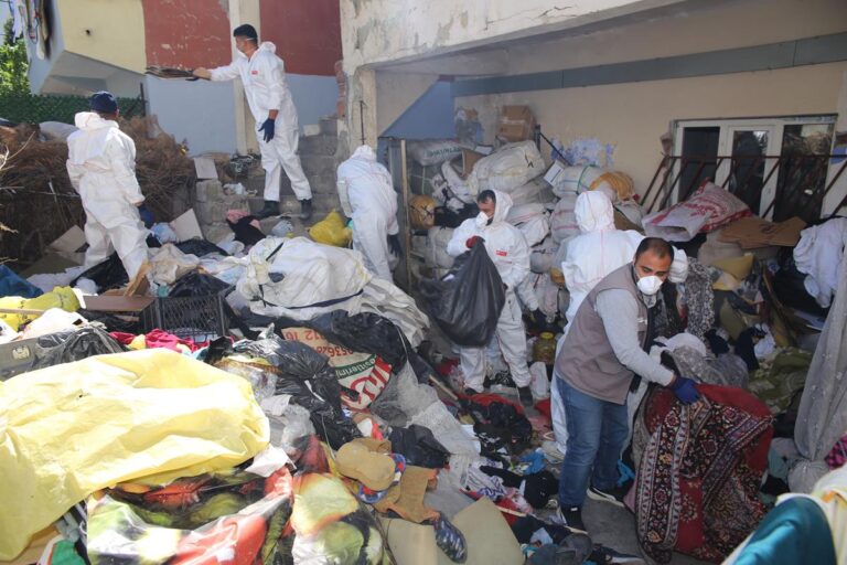 Bir evden 20 ton çöp çıktı!