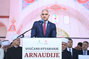 SIRPLAR TARAFINDAN DİNAMİTLE YIKILAN ARNAUDİYE CAMİİ YENİDEN İBADETE AÇILDI