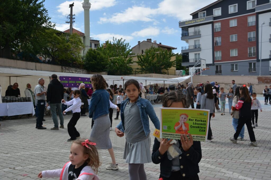 Manisa Demirci’de İlkokul Öğrencileri LÖSEV Yararına Kermes Düzenledi