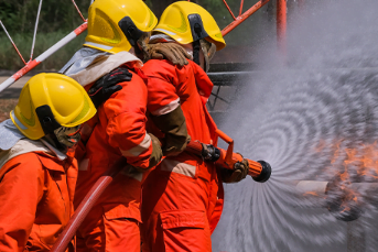 Sultangazi’de yangın: İtfaiye ekiplerinden müdahale