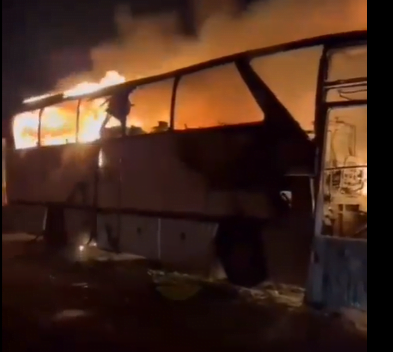 Kocaeli’de otoparkta çıkan yangında 14 otobüs alev topuna döndü