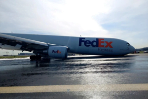 Kargo uçağı gövde üstü iniş yaptı