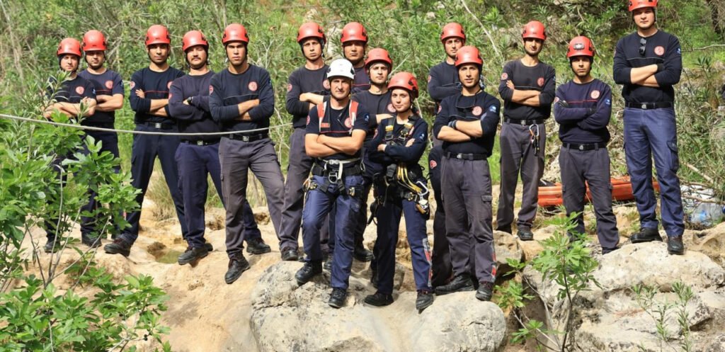Ateş savaşçılarının kurtarma tatbikatı komandoları aratmadı