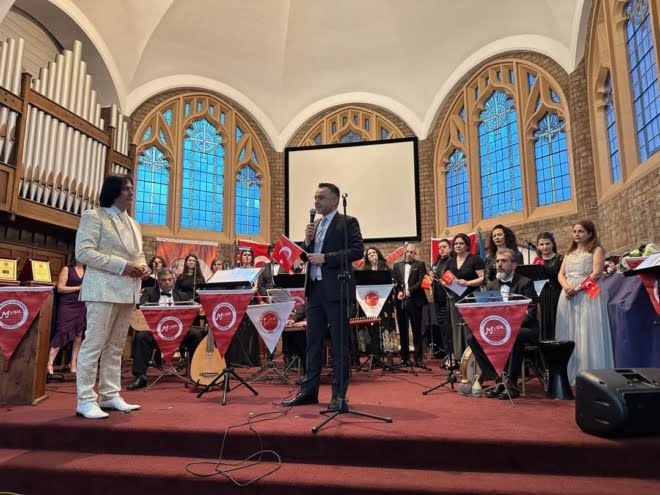 İngiltere’de tarihi konserlerin sonuncusu Manchester ‘da gerçekleşti