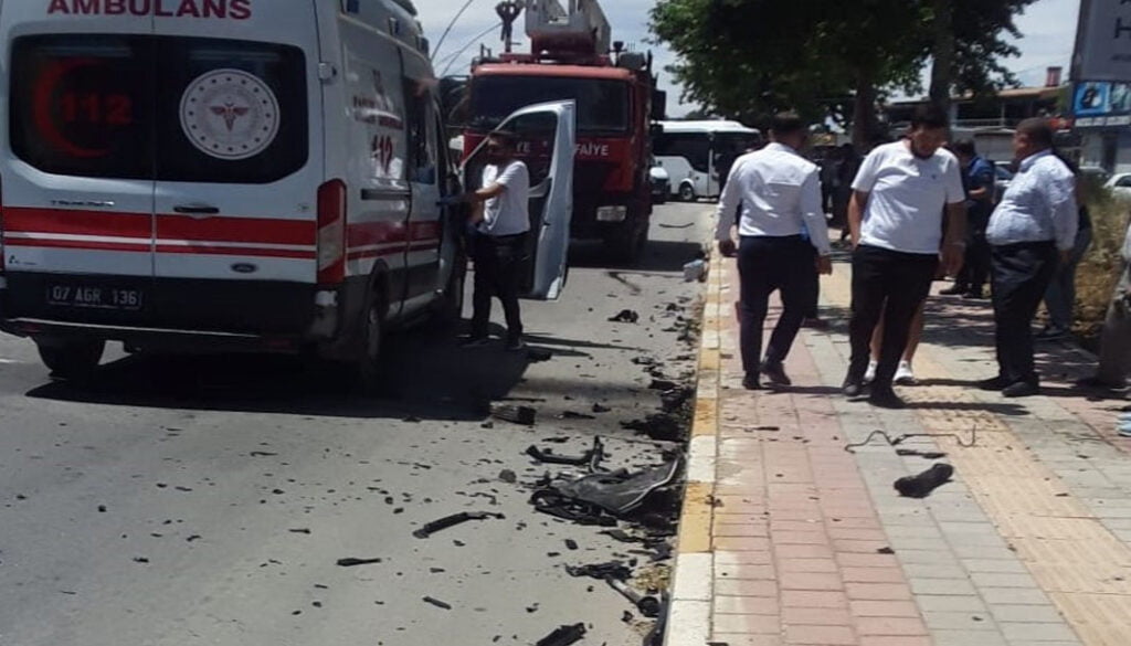 Serik’te tur aracı ile otomobil çarpıştı 2 yaralı