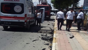 Serik’te tur aracı ile otomobil çarpıştı 2 yaralı