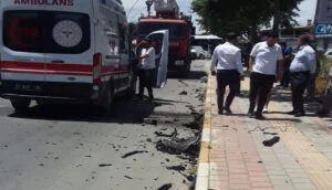 Serik’te tur aracı ile otomobil çarpıştı 2 yaralı