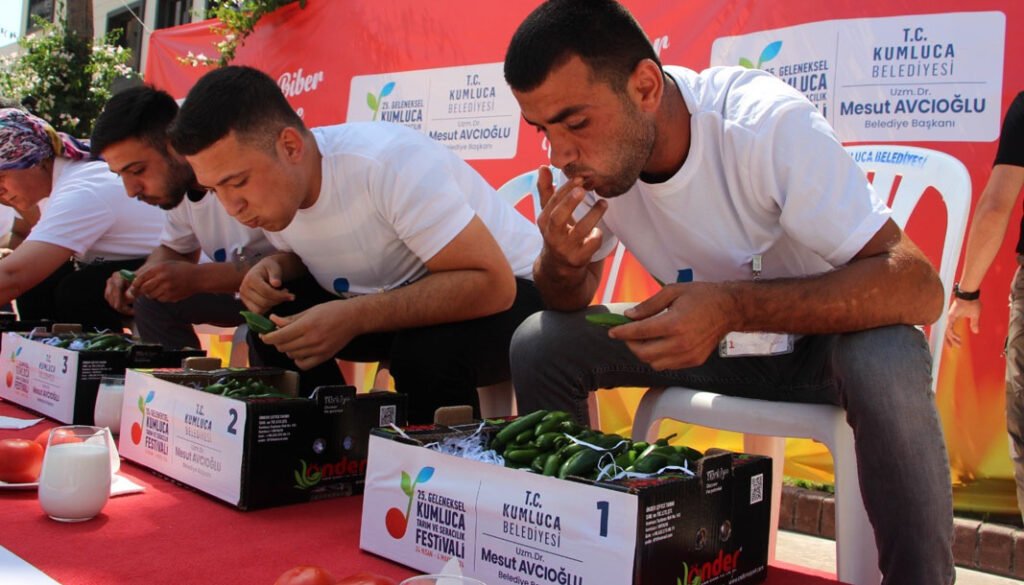 3 dakikada 323 gram acı biber yedi