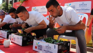 3 dakikada 323 gram acı biber yedi