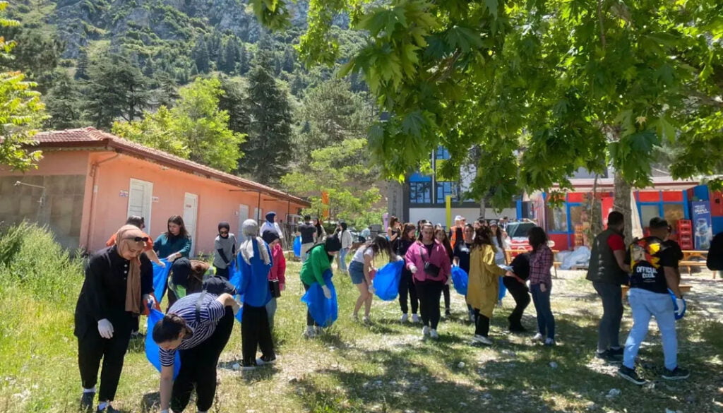 Öğrenciler Eğirdir gölü kıyılarında çevre temizliği yaptı