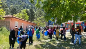 Öğrenciler Eğirdir gölü kıyılarında çevre temizliği yaptı