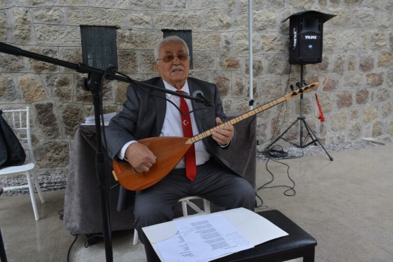 Hapis yattığı cezaevinin avlusunda türkülerini söyledi