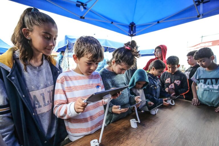 Ailelere dijital ortamdaki olası risklere karşı koruyucu eğitim çalışmalarını artıracağız