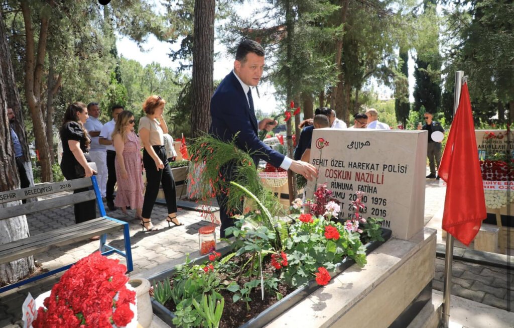 Bayramda şehitlerimizin kabri ziyaret edildi