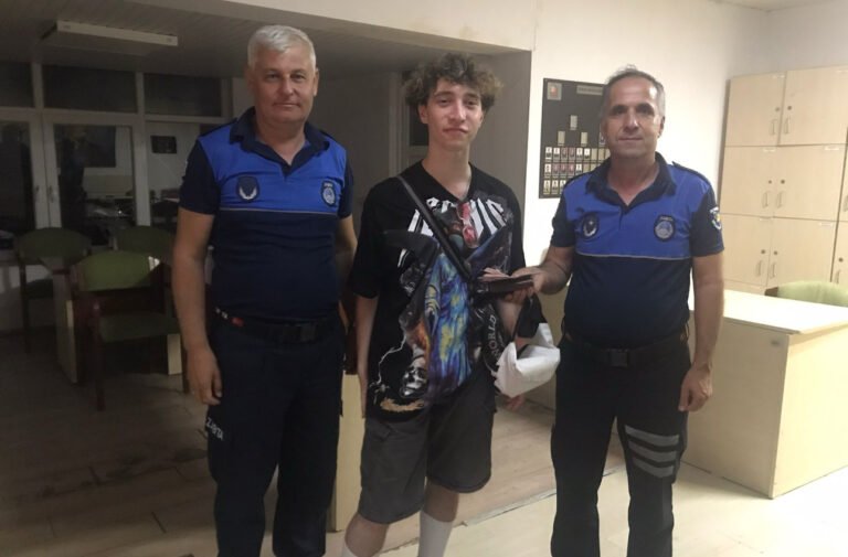 Zabıta ekipleri unutulan çantayı sahibine teslim etti