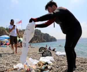 Dünyaca ünlü sahilden günlük 60 ton atık toplanıyor