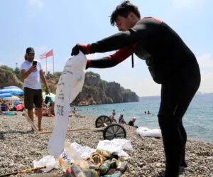Dünyaca ünlü sahilden günlük 60 ton atık toplanıyor