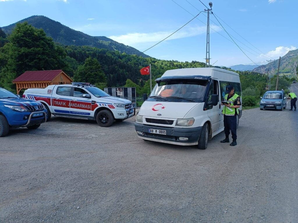 Artvin’de 45 sürücü ve 118 araç trafikten men edildi