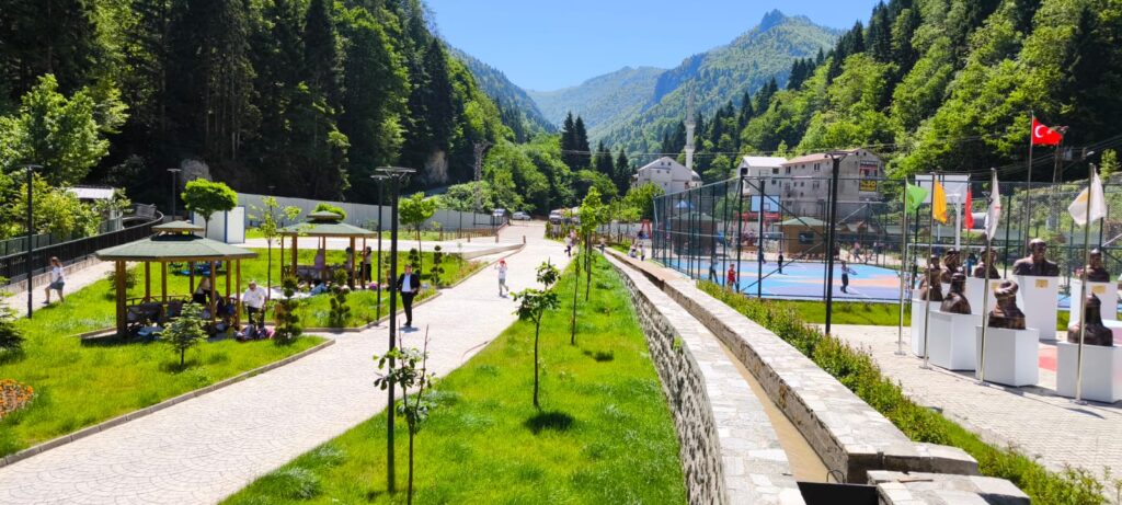 Doğanın koynundaki Şalpazarı Millet Bahçesi büyülüyor