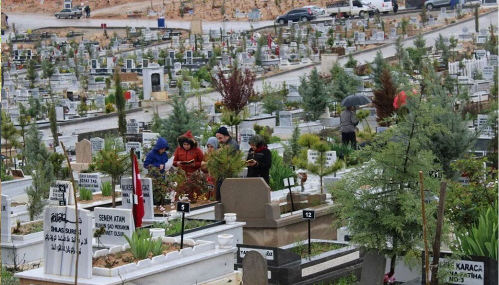 Antalya’da şehitlik ve mezarlıklarda ziyaretçi yoğunluğu