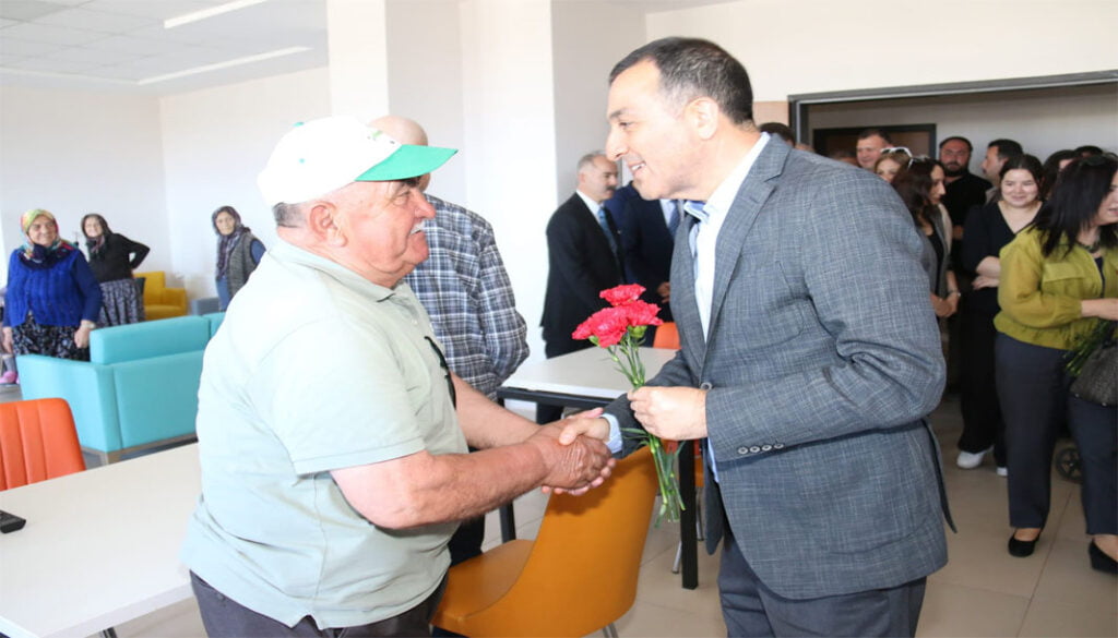 Vali Öksüz ve eşinden anlamlı ziyaretler