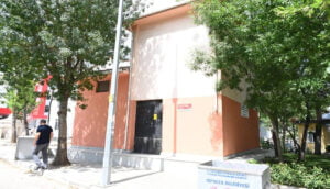 Belediye çareyi uyarı tabelası asmakta buldu