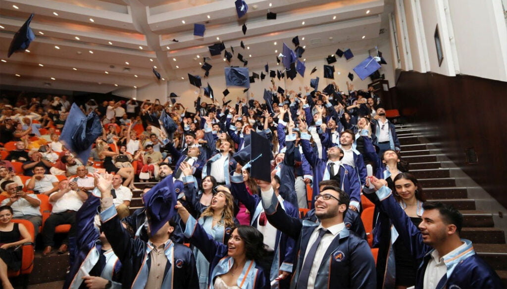 Akdeniz’den 116 diş hekimi yemin ederek mezun oldu