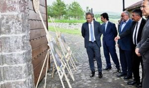 Vali Çiçek, Ardahan Kalesinde açılan fotoğraf sergisini gezdi