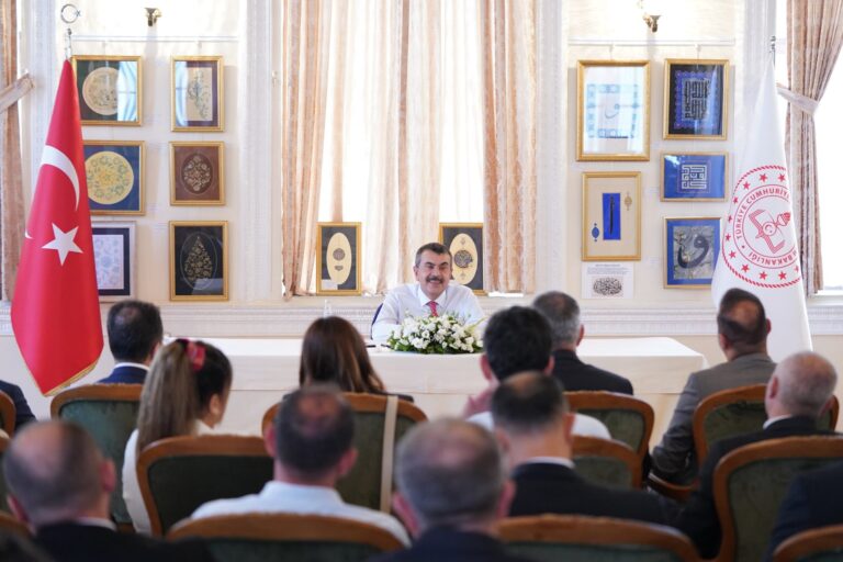 Bakan Tekin, İstanbul’da okul müdürleri ile buluştu
